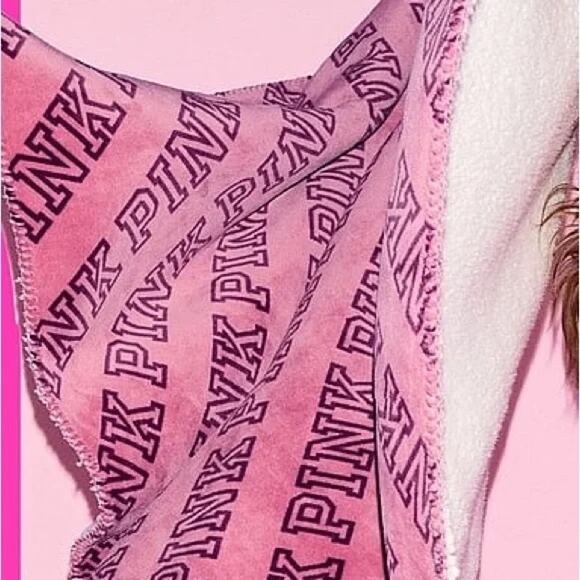 NIP Victoria’s Secret PINK Friday Sherpa Blanket Limited Edition - Picture 1 of 3